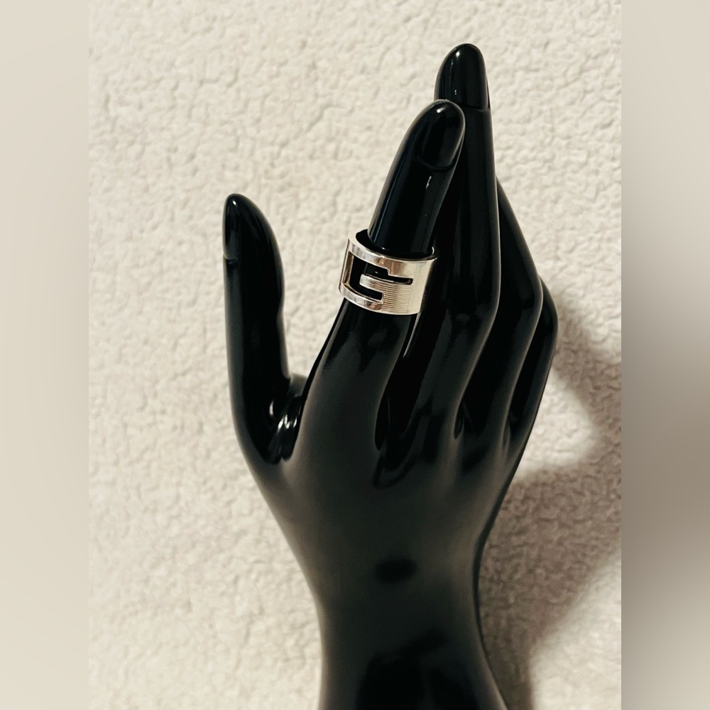 Gucci Cutout G Thick Band Silver Ring - Picture 3 of 11